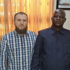 Salsabil rencontre le responsable d’une ONG de développement au Niger