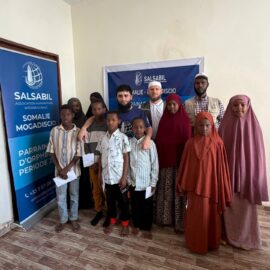 Somalie : une aide financière annuelle remise aux orphelins grâce à votre générosité Somalie : une aide financière annuelle remise aux orphelins grâce à votre générosité